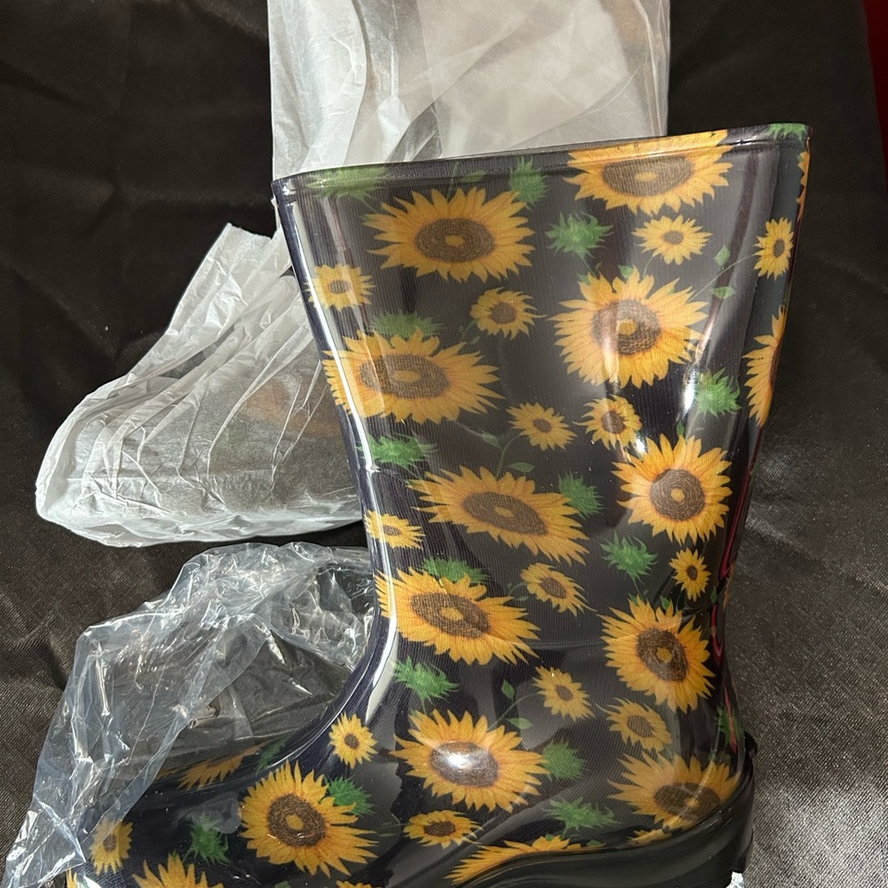 Sunflower Print Rain Boots (size 39)  US size 8 women’s New